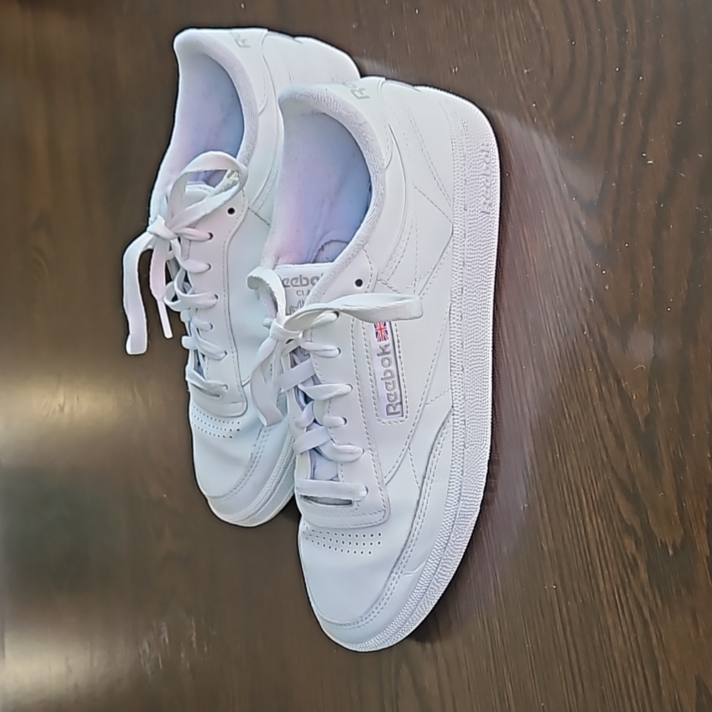 White Reebok tennis shoes
